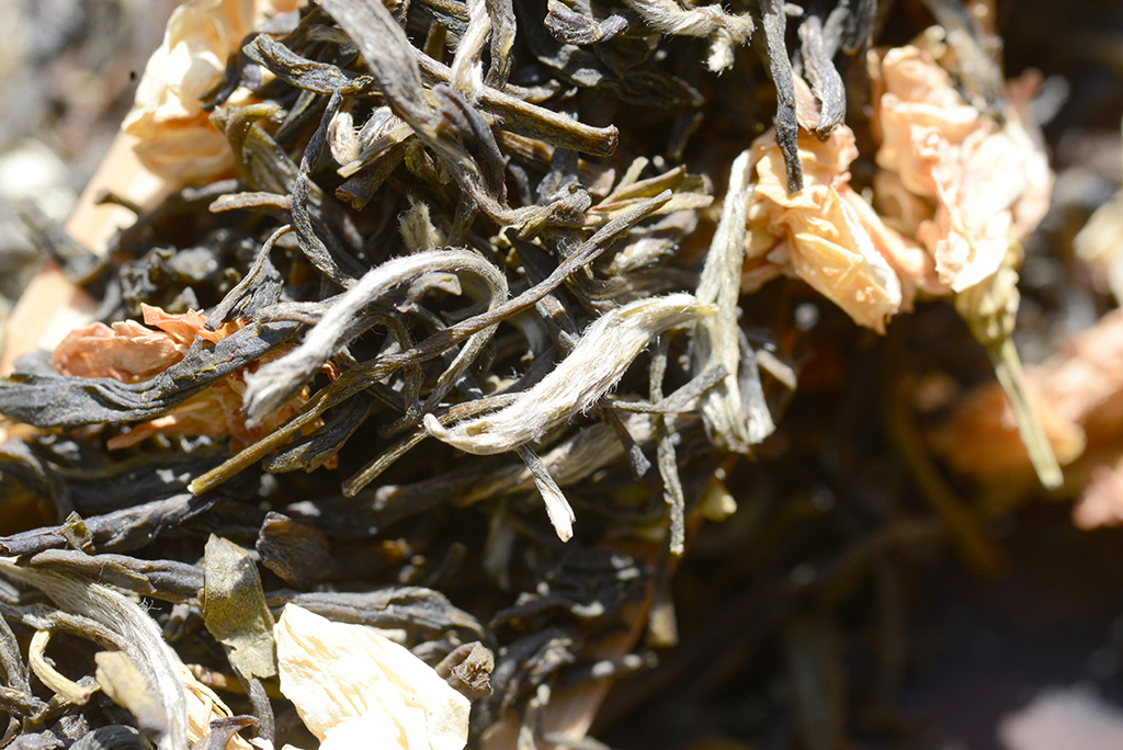 Egy természetesen aromás magas minőségű zöld tea Fujianból.  Nem látott sem természetes, sem mesterséges aromákat, csak jázmin szirmokat  egy tucatnyi alkalommal a tea mellé fektetve.  Finoman aromás, ezüst barkás rügyekkel gazdagon meghintett tea.